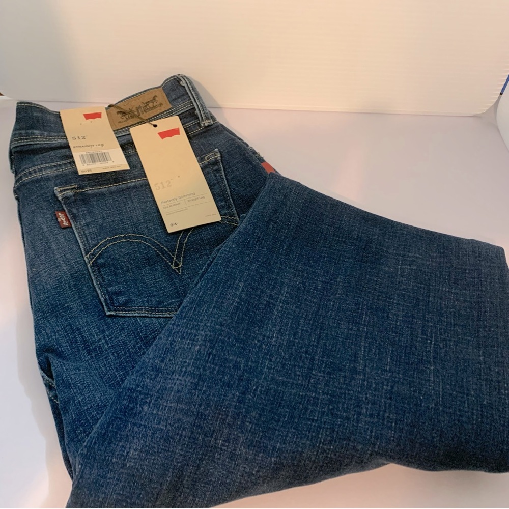 New Levi’s straight leg women’s jeans size 8 figure enhancers